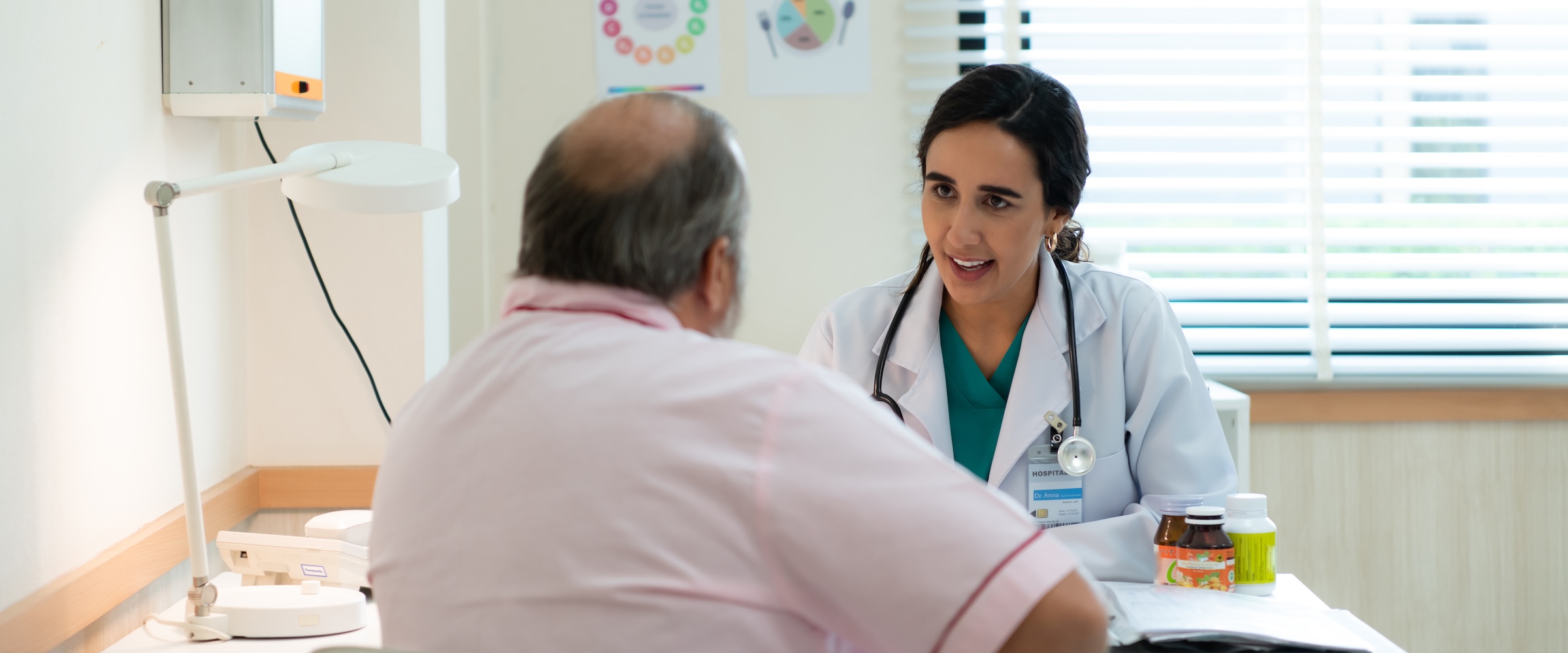 Doctor communicating with a patient in spanish