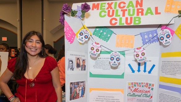 Spanish student with her presentation titled Mexican Cultural Club with words in Spanish